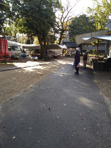 覚王山の丸山神明社にて朝一やっていました。(覚王山 名古屋店より) 風光舎 愛知・名古屋での骨董古美術買取 三重 岐阜